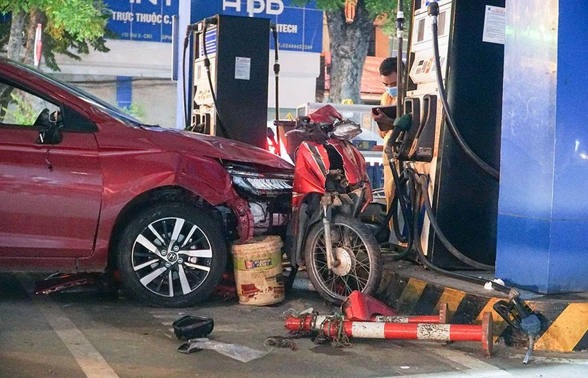 Phần đầu của chiếc ô tô bị biến dạng nặng, chắn ngang là một chiếc xe máy cũng không còn nguyên vẹn. Ảnh: PH