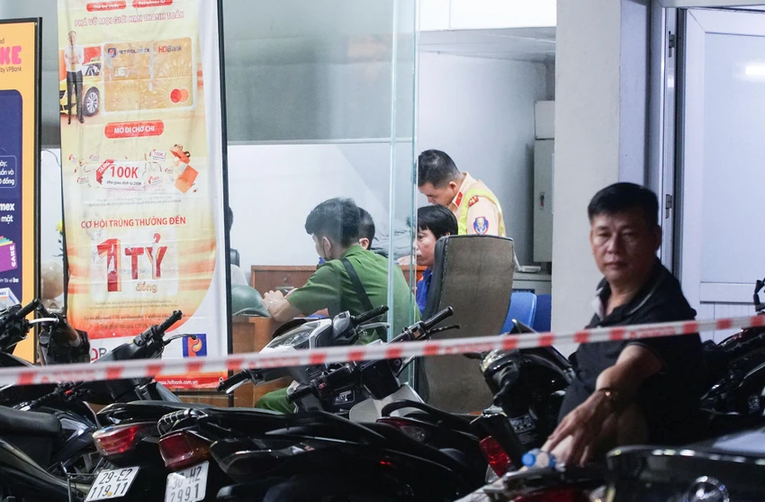 Khoảng 1 giờ sáng nay, song song với việc khám nghiệm hiện trường, công an vẫn đang lấy lời khai của các nhân chứng trong phòng riêng.