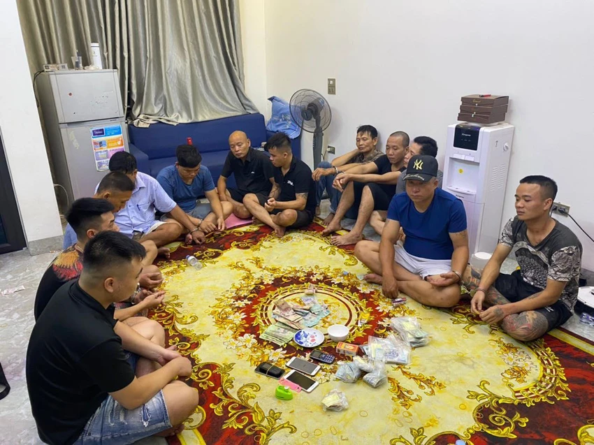Nhóm người đánh bạc bị bắt quả tang cùng tang vật. Ảnh CACC