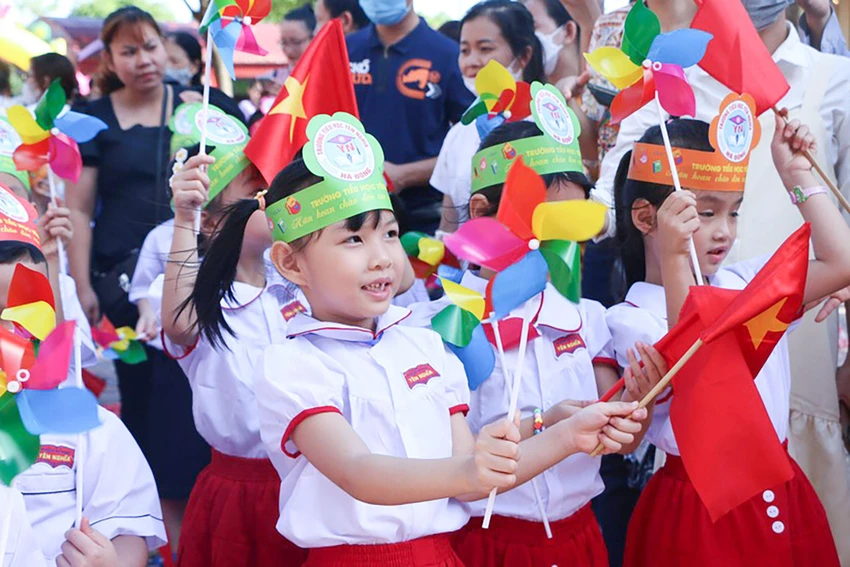 Lãnh đạo nhà trường cũng cho hay, để tạo không khí phấn chấn cho cả cô và trò, nhà trường đã dàn dựng kịch bản chương trình đón học sinh lớp 1 thật chu đáo. Đặc biệt, những ngày qua dù thời tiết có mưa nhưng nhiều bậc phụ huynh đã đồng hành cùng thầy cô trong việc trang trí lớp học để các em có được ấn tượng đẹp nhất khi lần đầu tới lớp mới, nhận cô giáo mới. Lãnh đạo nhà trường cũng cho hay, để tạo không khí phấn chấn cho cả cô và trò, nhà trường đã dàn dựng kịch bản chương trình đón học sinh lớp 1 thật chu đáo. Đặc biệt, những ngày qua dù thời tiết có mưa nhưng nhiều bậc phụ huynh đã đồng hành cùng thầy cô trong việc trang trí lớp học để các em có được ấn tượng đẹp nhất khi lần đầu tới lớp mới, nhận cô giáo mới.