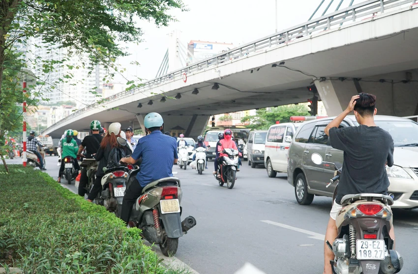 Các phương tiện thản nhiên đi ngược chiều rồi dừng đỗ ngay giữa lòng đường đông đúc giờ tan tầm