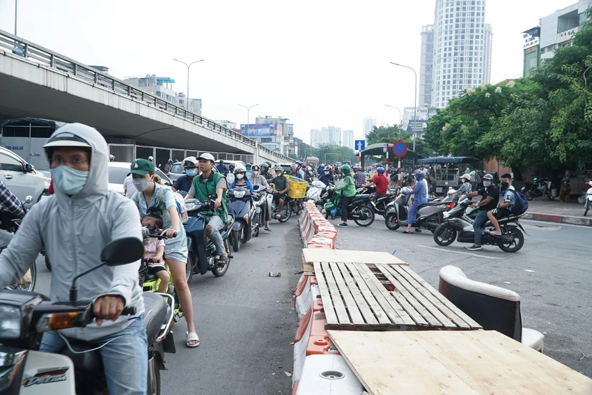 Sau hơn 2 tháng tổ chức lại giao thông, nút giao Ngã Tư Sở trở thành điểm nóng về tình trạng xe máy đi ngược chiều bất chấp nguy hiểm.