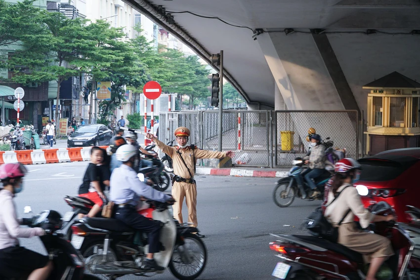 Trước đó, từ 18-6, Sở GTVT Hà Nội thí điểm phân luồng lại nút giao thông Ngã Tư Sở. Lực lượng chức năng đã cắm biển báo, đặt dải phân cách cứng để cấm các phương tiện đi thẳng, rẽ trái dưới gầm cầu vượt Ngã Tư Sở theo hướng Nguyễn Trãi đi Tây Sơn, đường Láng.