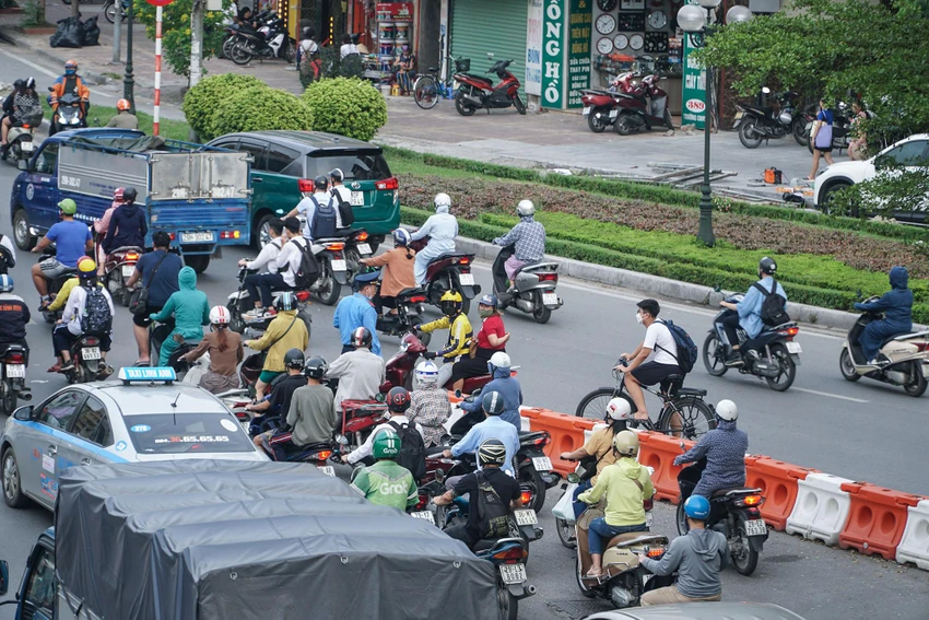 Ghi nhận vào chiều ngày 24-8, mặc dù lực lượng CSGT, TTGT đã có mặt từ rất sớm để phân luồng, hướng dẫn người dân tham gia giao thông, nhưng nhiều người vẫn cố tình đi ngược chiều.