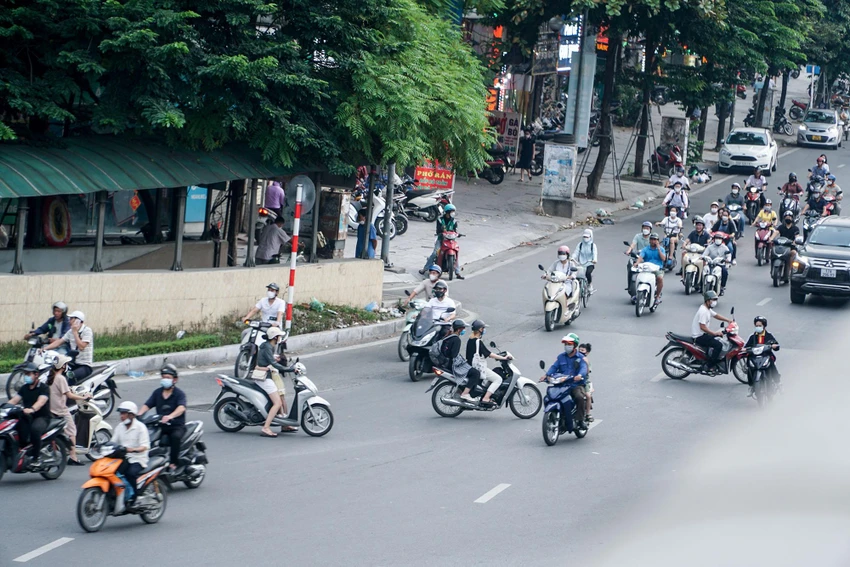 Mặc dù vậy, nhiều người dân vẫn thản nhiên đi ngược chiều, khiến cho tình trạng ùn tắc ở đây càng trở nên nghiêm trọng.