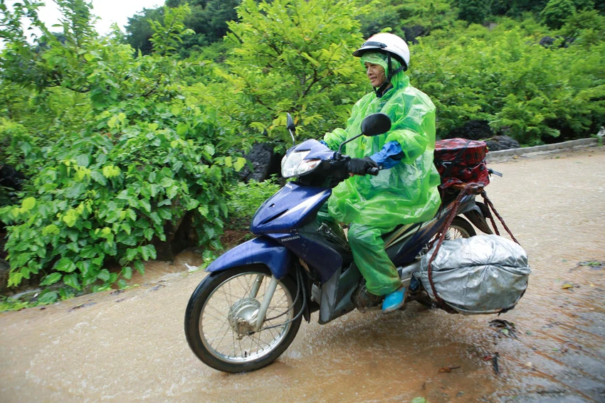 Mỗi gánh na gần nửa tạ được người dân lần lượt chuyển bằng xe máy từ trên núi xuống qua lối đường đường mòn quanh co, cheo leo vách đá. Bà con ở Chi Lăng còn dùng ròng rọc đưa na từ đỉnh núi xuống phía dưới, mỗi chuyến có thể chở đc 40-60kg.