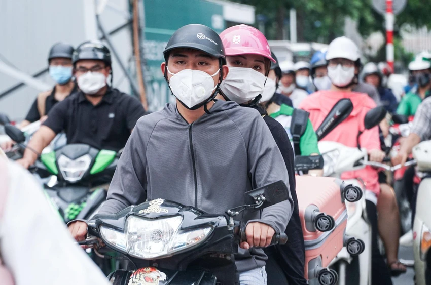 Thay vì đi xe khách, có người đã lựa chọn phương tiện cá nhân hoặc xe dịch vụ đi về quê.