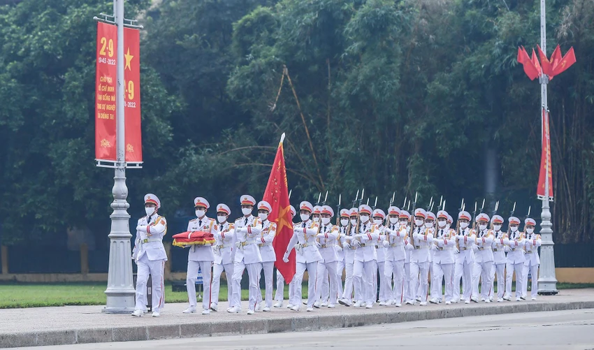 Đoàn thực hiện nghi lễ Thượng cờ khởi hành từ phía sau Lăng Bác. Đoàn thực hiện nghi lễ Thượng cờ khởi hành từ phía sau Lăng Bác.