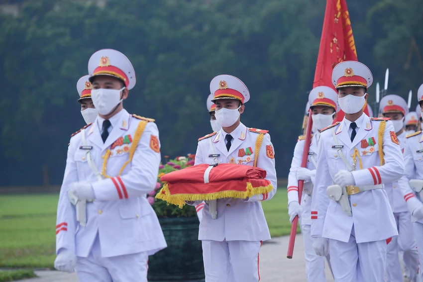 Dẫn đầu đoàn thượng cờ là quân kỳ Quyết thắng. Kế đến là đội tiêu binh với 34 người, tượng trưng cho 34 chiến sĩ đầu tiên của Đội Việt Nam tuyên truyền Giải phóng quân. Dẫn đầu đoàn thượng cờ là quân kỳ Quyết thắng. Kế đến là đội tiêu binh với 34 người, tượng trưng cho 34 chiến sĩ đầu tiên của Đội Việt Nam tuyên truyền Giải phóng quân.