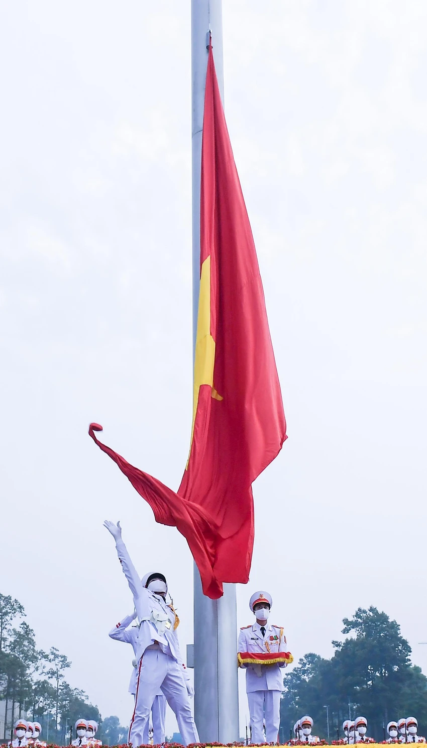 Sau khi có hiệu lệnh, lá cờ được tung ra, bay lên theo tiếng Quốc ca. Lá cờ Tổ quốc được kéo lên trên đỉnh của cột cờ cao 29 mét phía trước Lăng Bác. Sau khi có hiệu lệnh, lá cờ được tung ra, bay lên theo tiếng Quốc ca. Lá cờ Tổ quốc được kéo lên trên đỉnh của cột cờ cao 29 mét phía trước Lăng Bác.