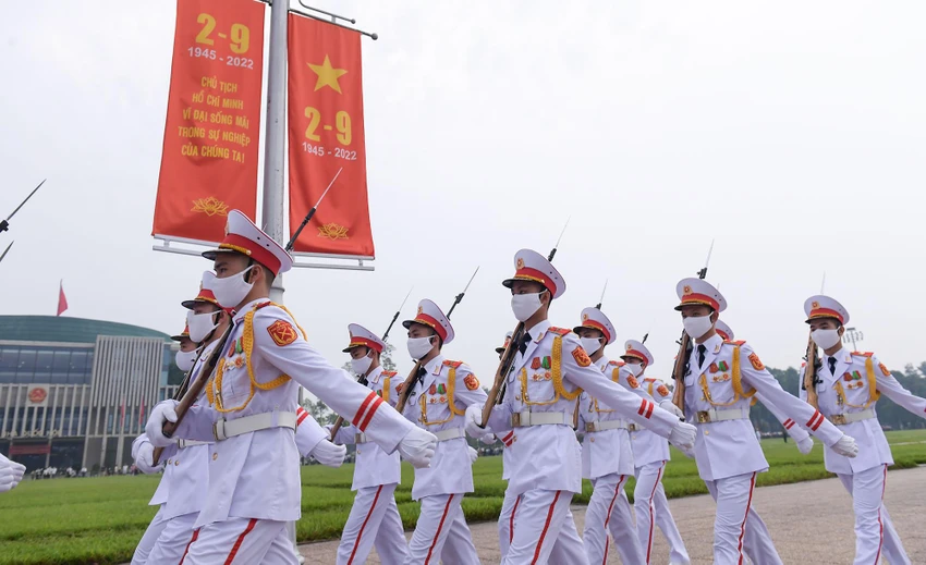 Sau lễ thượng cờ, đội tiêu binh diễu hành một vòng trước cửa Lăng Bác rồi trở về vị trí cũ. Sau lễ thượng cờ, đội tiêu binh diễu hành một vòng trước cửa Lăng Bác rồi trở về vị trí cũ.