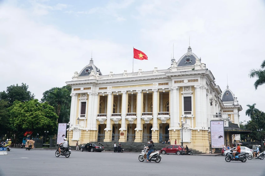 Một lá cờ lớn tung bay trên nóc Nhà hát lớn Hà Nội. Một lá cờ lớn tung bay trên nóc Nhà hát lớn Hà Nội.