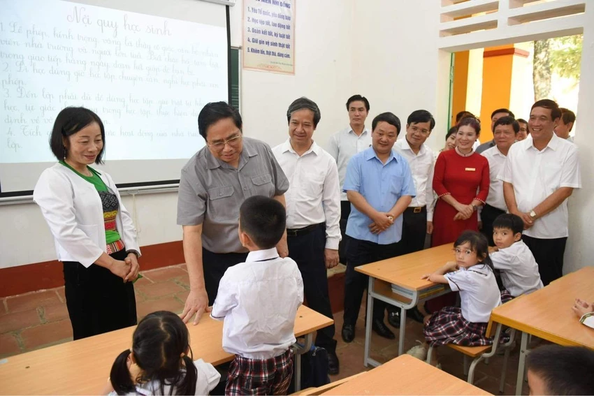 Thủ tướng Phạm Minh Chính đi thăm, động viên học sinh, giáo viênTrường Tiểu học Yên Lập, tỉnh Phú Thọ. Ảnh CTV Thủ tướng Phạm Minh Chính đi thăm, động viên học sinh, giáo viênTrường Tiểu học Yên Lập, tỉnh Phú Thọ. Ảnh CTV