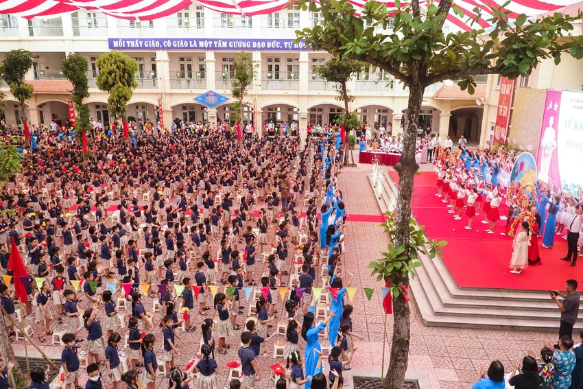 Sáng 5-9, khoảng 23 triệu học sinh cả nước nô nức tham dự khai giảng năm học 2022 – 2023, với tâm trạng hân hoan, phấn khởi và tràn đầy niềm tin. Sáng 5-9, khoảng 23 triệu học sinh cả nước nô nức tham dự khai giảng năm học 2022 – 2023, với tâm trạng hân hoan, phấn khởi và tràn đầy niềm tin.