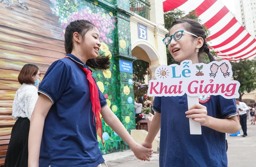 Bạn bè vui mừng gặp lại nhau trong buổi lễ khai giảng đầy ý nghĩa. Bạn bè vui mừng gặp lại nhau trong buổi lễ khai giảng đầy ý nghĩa.