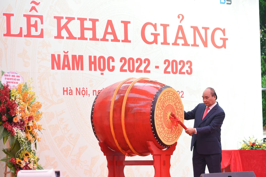 Chủ tịch nước Nguyễn Xuân Phúc đánh trống khai giảng năm học mới tại Trường THPT chuyên KHTN. Ảnh CTV Chủ tịch nước Nguyễn Xuân Phúc đánh trống khai giảng năm học mới tại Trường THPT chuyên KHTN. Ảnh CTV