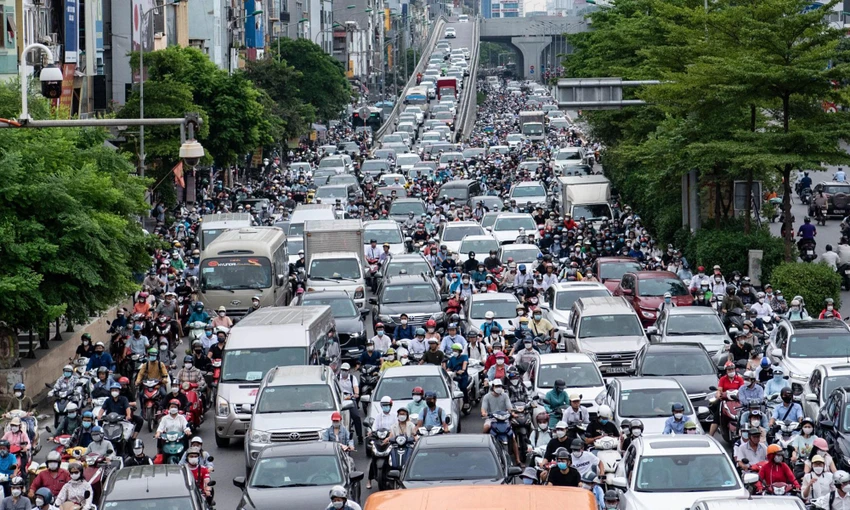 Tại khu vực Ngã Tư Sở, giao thông tắc nghẽn nghiêm trọng. Tại khu vực Ngã Tư Sở, giao thông tắc nghẽn nghiêm trọng.