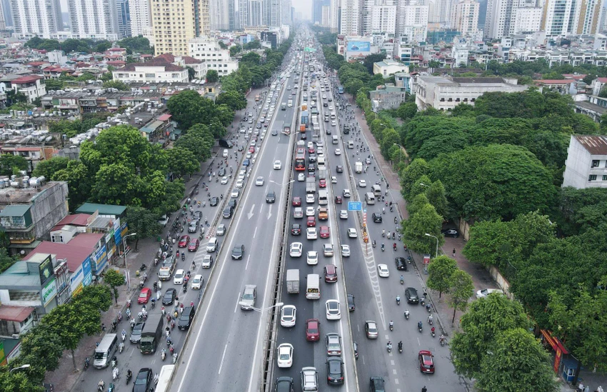 Trên đường Vành đai 3, mật độ ô tô dày đặc. Trên đường Vành đai 3, mật độ ô tô dày đặc.