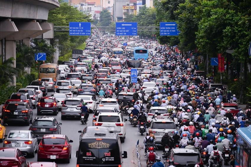 Tại tuyến đường Nguyễn Trãi, vào giờ cao điểm, nhiều phương tiện nhích từng chút một. Tại tuyến đường Nguyễn Trãi, vào giờ cao điểm, nhiều phương tiện nhích từng chút một.