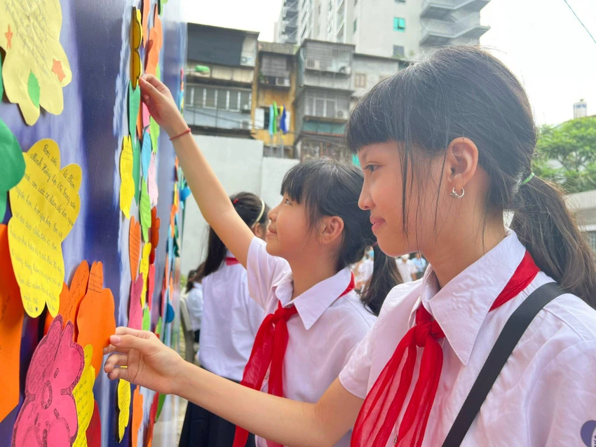 Phát biểu tại buổi Lễ khai giảng, cô Ngọc Anh - Hiệu trưởng nhà trường chia sẻ: "Năm học mới lại đến, dù còn nhiều khó khăn phía trước nhưng tôi tin tưởng thầy và trò Trường Trung học cơ sở Thành Công sẽ cùng đoàn kết, hỗ trợ lẫn nhau, phát huy trí lực, sáng tạo đổi mới để viết tiếp trang truyền thống của nhà trường..." Phát biểu tại buổi Lễ khai giảng, cô Ngọc Anh - Hiệu trưởng nhà trường chia sẻ: "Năm học mới lại đến, dù còn nhiều khó khăn phía trước nhưng tôi tin tưởng thầy và trò Trường Trung học cơ sở Thành Công sẽ cùng đoàn kết, hỗ trợ lẫn nhau, phát huy trí lực, sáng tạo đổi mới để viết tiếp trang truyền thống của nhà trường..."