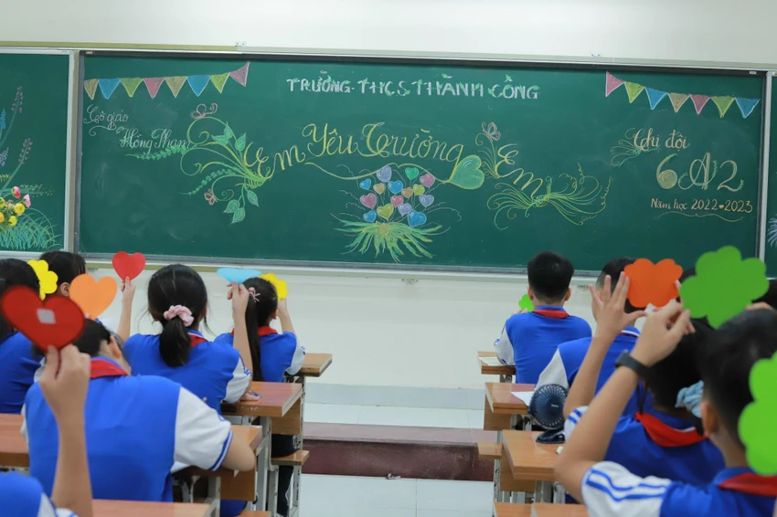 "Mỗi thầy cô giáo, cán bộ, công nhân viên sẽ một người cha, người mẹ yêu thương, chăm sóc và dạy dỗ các em học sinh. Dù có nghiêm khắc nhưng chúng ta sẽ vẫn luôn là chỗ dựa, là động lực, là niềm tin giúp học trò của mình trưởng thành hơn. Các thầy cô chính là những người nhóm lửa, giữ lửa và truyền lửa đam mê học tập, rèn luyện nhân cách cho mỗi học sinh"- cô Anh nói thêm. "Mỗi thầy cô giáo, cán bộ, công nhân viên sẽ một người cha, người mẹ yêu thương, chăm sóc và dạy dỗ các em học sinh. Dù có nghiêm khắc nhưng chúng ta sẽ vẫn luôn là chỗ dựa, là động lực, là niềm tin giúp học trò của mình trưởng thành hơn. Các thầy cô chính là những người nhóm lửa, giữ lửa và truyền lửa đam mê học tập, rèn luyện nhân cách cho mỗi học sinh"- cô Anh nói thêm.