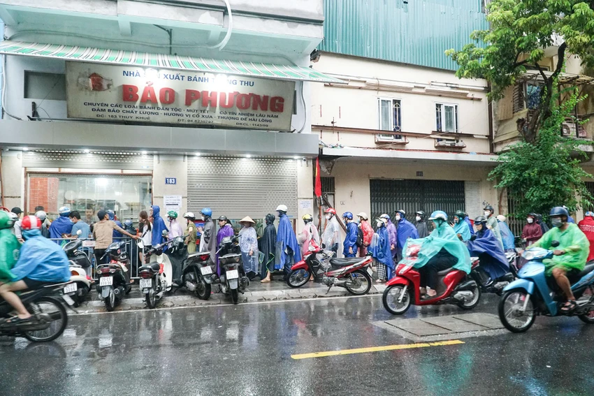 Ghi nhận vào cuối chiều ngày 8-9 (tức 13-8 âm lịch) nhiều người đã xếp hàng tại 2 tiệm bánh trung thu truyền thống Bảo Phương nằm trên đường Thụy Khuê để mua bánh. Ghi nhận vào cuối chiều ngày 8-9 (tức 13-8 âm lịch) nhiều người đã xếp hàng tại 2 tiệm bánh trung thu truyền thống Bảo Phương nằm trên đường Thụy Khuê để mua bánh.