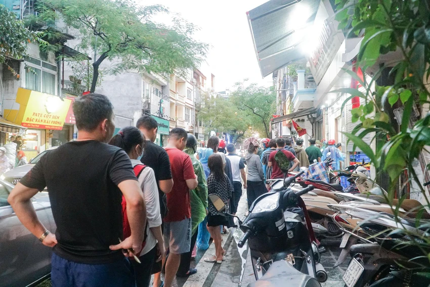 Càng về về chiều, lượng người tới đây xếp hàng mỗi lúc một đông đúc. Càng về về chiều, lượng người tới đây xếp hàng mỗi lúc một đông đúc.
