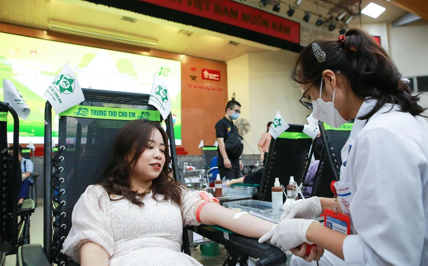 Bạn Như Hoa – giáo viên tiểu học của 1 trường trên địa bàn quận Bắc Từ Liêm, TP Hà Nội, cho biết: “Cách đây 5 năm, vào năm 2017 em đã bắt đầu đi làm tình nguyện viên cho chương trình hiến máu tình nguyện. Lần đó, khi nhìn thấy các em nhỏ đang phải chống chọi với các căn bệnh hiểm nghèo, rất là thương các em. Và kể từ đó đến bây giờ em đã liên tục đi hiến máu những khi có thể, đến nay đã là 31 lần em đi hiến máu.” Bạn Như Hoa – giáo viên tiểu học của 1 trường trên địa bàn quận Bắc Từ Liêm, TP Hà Nội, cho biết: “Cách đây 5 năm, vào năm 2017 em đã bắt đầu đi làm tình nguyện viên cho chương trình hiến máu tình nguyện. Lần đó, khi nhìn thấy các em nhỏ đang phải chống chọi với các căn bệnh hiểm nghèo, rất là thương các em. Và kể từ đó đến bây giờ em đã liên tục đi hiến máu những khi có thể, đến nay đã là 31 lần em đi hiến máu.”