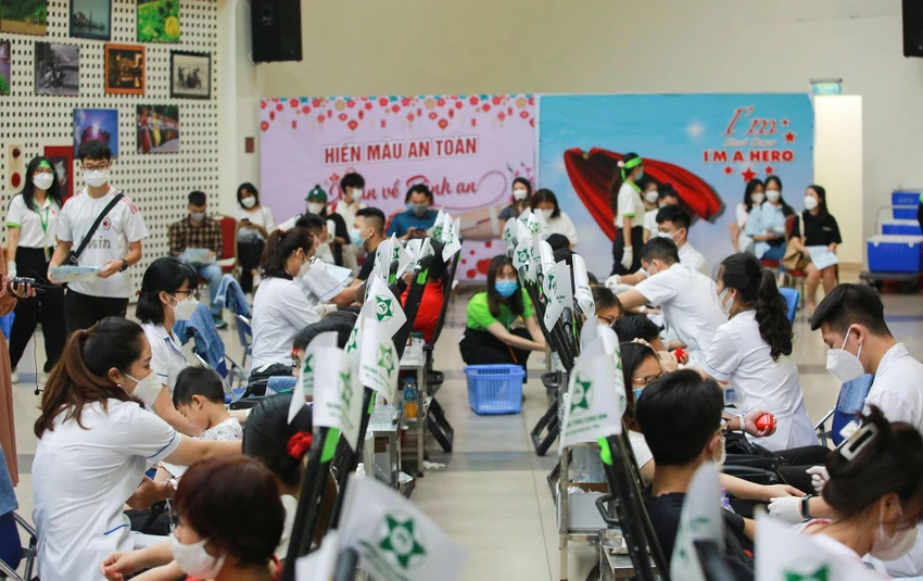 Tất cả những người đến hiến máu đều được chăm sóc, theo dõi rất kỹ lưỡng. Tất cả những người đến hiến máu đều được chăm sóc, theo dõi rất kỹ lưỡng.