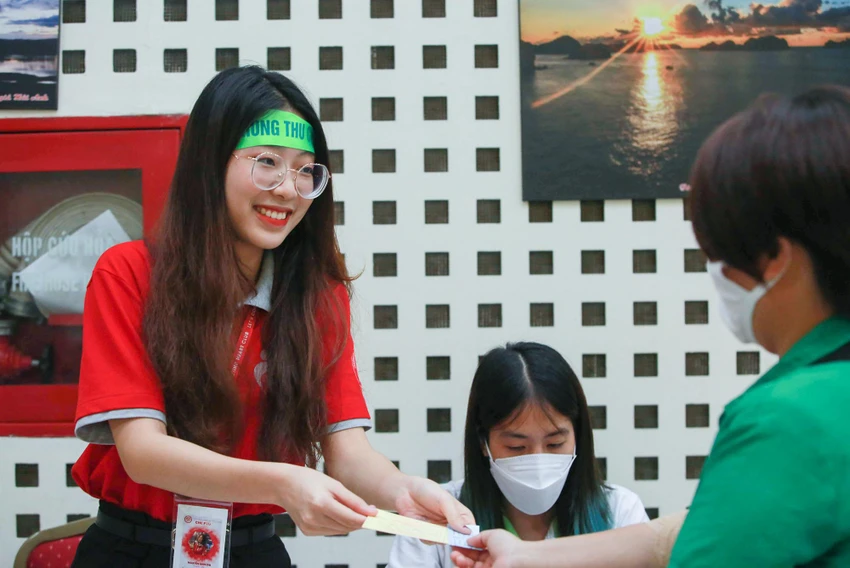 Đội ngũ tình nguyện viên nhiệt tình giúp đỡ, hướng dẫn những người tham gia hiến máu. Đội ngũ tình nguyện viên nhiệt tình giúp đỡ, hướng dẫn những người tham gia hiến máu.