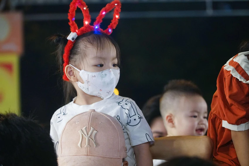 Vì vậy, nhiều trẻ nhỏ được bố mẹ, người thân dẫn đến đây mua đồ chơi Trung thu Vì vậy, nhiều trẻ nhỏ được bố mẹ, người thân dẫn đến đây mua đồ chơi Trung thu