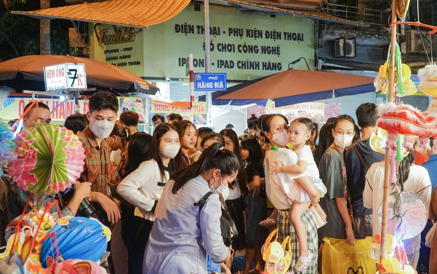 Nằm trong khu phố cổ Hà Nội, Hàng Mã xưa nổi tiếng với nghề thủ công truyền thống là làm đồ mã, dùng cho việc cúng lễ và đồ trang trí bằng giấy. Nay nghề này đã chuyển về các vùng quê, nhưng Hàng Mã vẫn đúng với tên của nó - là nơi kinh doanh nhiều mặt hàng truyền thống và đồ chơi. Nằm trong khu phố cổ Hà Nội, Hàng Mã xưa nổi tiếng với nghề thủ công truyền thống là làm đồ mã, dùng cho việc cúng lễ và đồ trang trí bằng giấy. Nay nghề này đã chuyển về các vùng quê, nhưng Hàng Mã vẫn đúng với tên của nó - là nơi kinh doanh nhiều mặt hàng truyền thống và đồ chơi.
