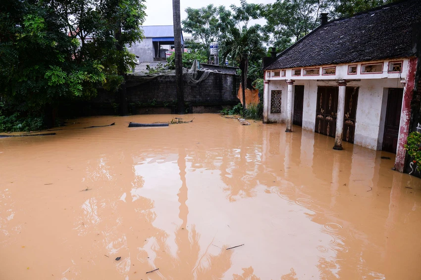 Ông Chu Phú Mỹ, Phó Ban Chỉ huy Phòng, chống thiên tai và Tìm kiếm cứu nạn TP Hà Nội cho biết, mưa lớn khu vực Bắc Bộ từ rạng sáng 7/9 đến nay, khiến mực nước các sông ở Hà Nội dâng cao. Lũ từ Hòa Bình tràn về đã khiến một số khu như Bùi Xá, Cầu Sét (thị trấn Xuân Mai, huyện Chương Mỹ) ngập lụt. Theo ông Mỹ, những ngày tới, dự báo nước sông Bùi sẽ tiếp tục dâng cao, chúng tôi khuyến cáo chính quyền, người dân các xã vùng trũng thấp ven sông như Nam Phương Yên, Quảng Bị, Tốt Động, Tân Tiến, Hoàng Văn Thụ, Xuân Mai chủ động theo dõi sát tình hình lũ để sơ tán người, tài sản đến nơi an toàn. Ông Chu Phú Mỹ, Phó Ban Chỉ huy Phòng, chống thiên tai và Tìm kiếm cứu nạn TP Hà Nội cho biết, mưa lớn khu vực Bắc Bộ từ rạng sáng 7/9 đến nay, khiến mực nước các sông ở Hà Nội dâng cao. Lũ từ Hòa Bình tràn về đã khiến một số khu như Bùi Xá, Cầu Sét (thị trấn Xuân Mai, huyện Chương Mỹ) ngập lụt. Theo ông Mỹ, những ngày tới, dự báo nước sông Bùi sẽ tiếp tục dâng cao, chúng tôi khuyến cáo chính quyền, người dân các xã vùng trũng thấp ven sông như Nam Phương Yên, Quảng Bị, Tốt Động, Tân Tiến, Hoàng Văn Thụ, Xuân Mai chủ động theo dõi sát tình hình lũ để sơ tán người, tài sản đến nơi an toàn.