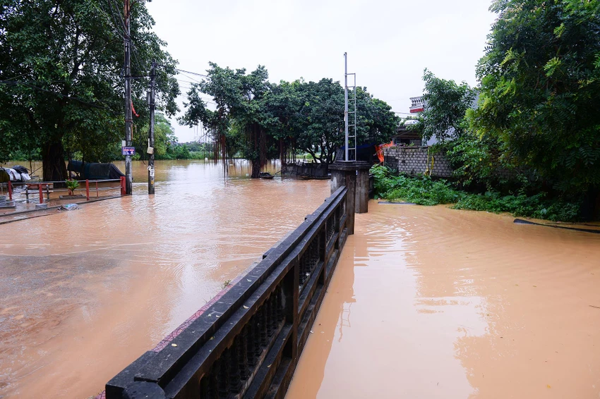 Càng về cuối thôn Bùi Xá, mức càng ngập sâu Càng về cuối thôn Bùi Xá, mức càng ngập sâu