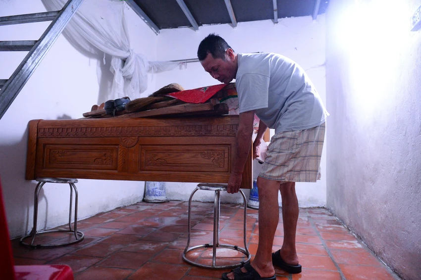 Ông Đăng - người dân thôn Bùi Xá, đang kê chiếc giường lên cao để phòng nước dâng lên cao hơn. Ông Đăng nói: “Năm nay nước lên chậm, tôi ngủ trưa một lúc, mở mắt nước đã ngập quá giường. Hồi đó, bộ đội phải vào dọn giúp đồ, cả nhà chuyển vào nhà con trai để ở". Ông Đăng - người dân thôn Bùi Xá, đang kê chiếc giường lên cao để phòng nước dâng lên cao hơn. Ông Đăng nói: “Năm nay nước lên chậm, tôi ngủ trưa một lúc, mở mắt nước đã ngập quá giường. Hồi đó, bộ đội phải vào dọn giúp đồ, cả nhà chuyển vào nhà con trai để ở".