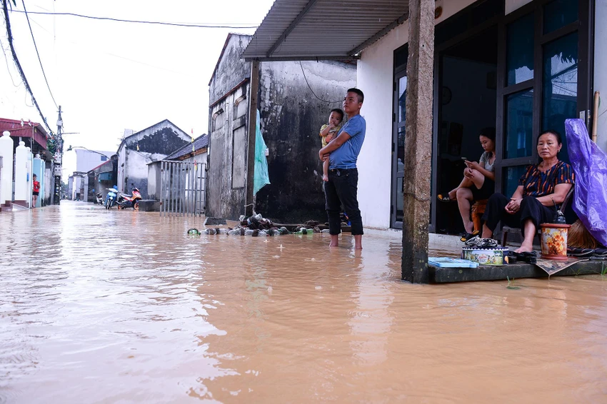 Nước sông tràn vào khắp các con đường, con ngõ. Nước sông tràn vào khắp các con đường, con ngõ.