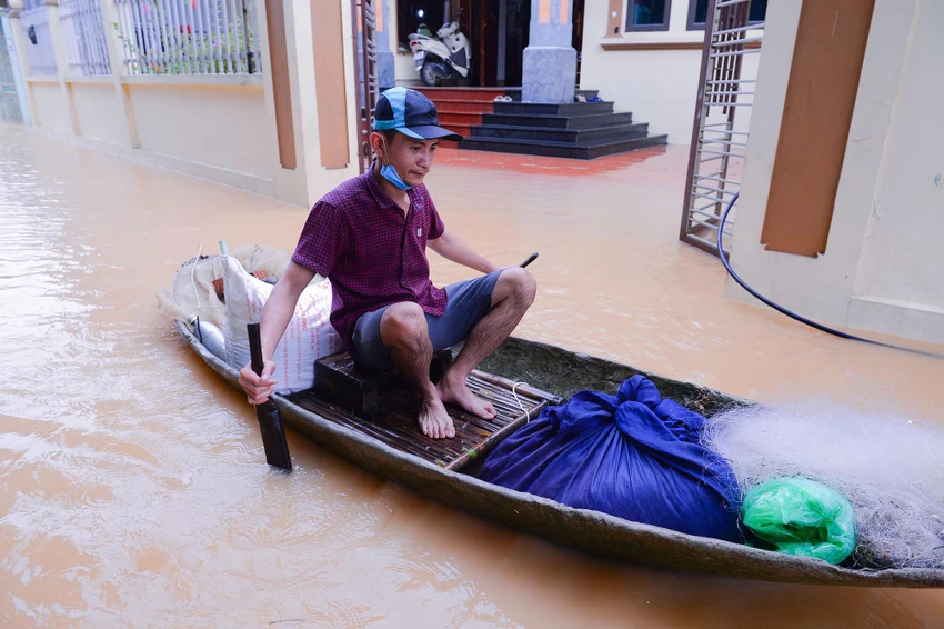 Tại làng Bùi Xá, người dân phải chèo thuyền để đi lại. Tại làng Bùi Xá, người dân phải chèo thuyền để đi lại.