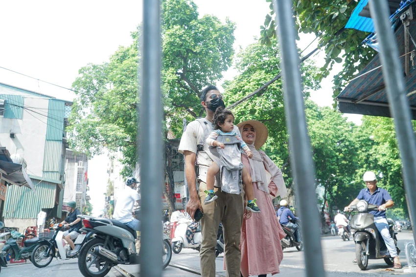 Hôm 14-9, lãnh đạo UBND quận Hoàn Kiếm thông tin, quận này sẽ tạm thời đóng cửa phố cà phê đường tàu. Hôm 14-9, lãnh đạo UBND quận Hoàn Kiếm thông tin, quận này sẽ tạm thời đóng cửa phố cà phê đường tàu.