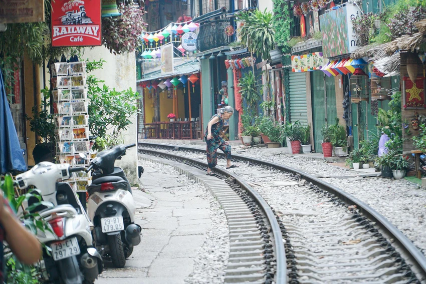 Hiện giờ chỉ có những người dân sinh sống ven đường tàu mới đường đi vào đây. Hiện giờ chỉ có những người dân sinh sống ven đường tàu mới đường đi vào đây.