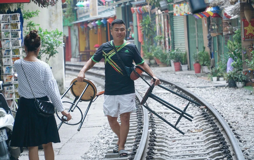 Một số chủ kinh doanh dọn dẹp bàn ghế. Một số chủ kinh doanh dọn dẹp bàn ghế.