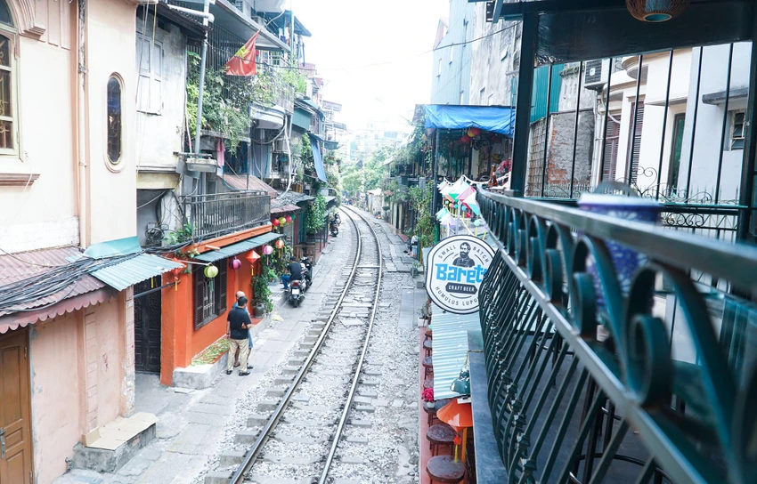 Trước đó, Tổng công ty Đường sắt Việt Nam có công văn đề nghị UBND TP Hà Nội và Cục Đường sắt tiếp tục chỉ đạo các đơn vị xử lý dứt điểm tình trạng bán hàng, quay phim, chụp ảnh trên đường sắt qua nội đô Hà Nội. Trước đó, Tổng công ty Đường sắt Việt Nam có công văn đề nghị UBND TP Hà Nội và Cục Đường sắt tiếp tục chỉ đạo các đơn vị xử lý dứt điểm tình trạng bán hàng, quay phim, chụp ảnh trên đường sắt qua nội đô Hà Nội.