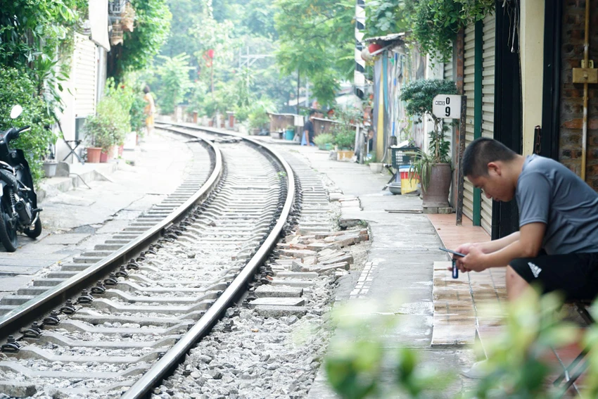 Khung cảnh đìu hiu dọc hai ven đường tàu. Khung cảnh đìu hiu dọc hai ven đường tàu.
