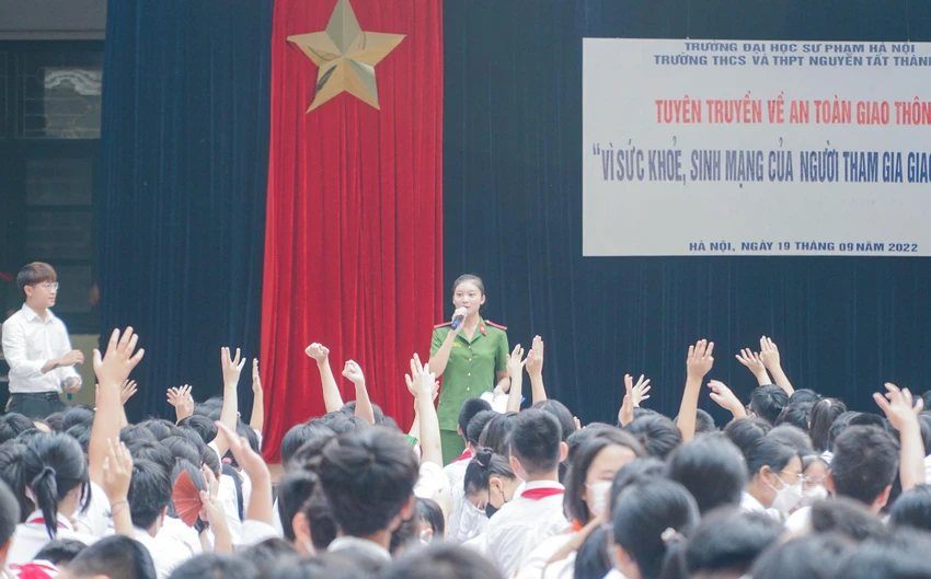 Học sinh hào hứng trong buổi tuyên truyền về an toàn giao thông ảnh 4 Học sinh hào hứng trong buổi tuyên truyền về an toàn giao thông ảnh 4