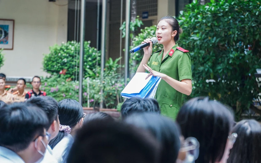 Học sinh hào hứng trong buổi tuyên truyền về an toàn giao thông ảnh 3 Học sinh hào hứng trong buổi tuyên truyền về an toàn giao thông ảnh 3
