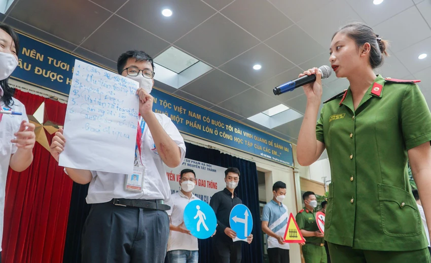 Học sinh hào hứng trong buổi tuyên truyền về an toàn giao thông ảnh 7 Học sinh hào hứng trong buổi tuyên truyền về an toàn giao thông ảnh 7