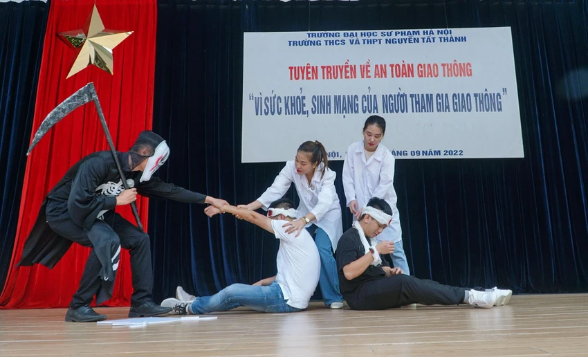 Học sinh hào hứng trong buổi tuyên truyền về an toàn giao thông ảnh 9 Học sinh hào hứng trong buổi tuyên truyền về an toàn giao thông ảnh 9