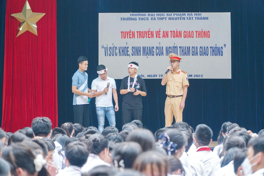 Học sinh hào hứng trong buổi tuyên truyền về an toàn giao thông ảnh 10 Học sinh hào hứng trong buổi tuyên truyền về an toàn giao thông ảnh 10