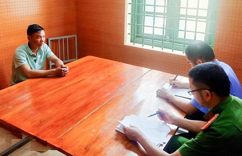 Lực lượng chức năng lấy lời khai của Triệu Tạ Mềnh. Ảnh: VKSND huyện Hoàng Su Phì
