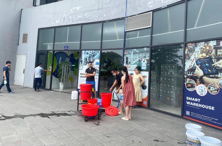 Chiều 22-9, lãnh đạo Công ty Viwasupco cho biết, đơn vị đã cấp lại nước sạch cho khách hàng. Tuy nhiên, ngày 23-9, theo ghi nhận tại một số khu chung cư vẫn chưa có nước sạch khiến người dân phải thức đêm để xếp hàng lấy nước. Chiều 22-9, lãnh đạo Công ty Viwasupco cho biết, đơn vị đã cấp lại nước sạch cho khách hàng. Tuy nhiên, ngày 23-9, theo ghi nhận tại một số khu chung cư vẫn chưa có nước sạch khiến người dân phải thức đêm để xếp hàng lấy nước.
