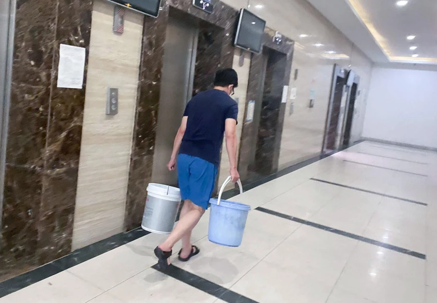 Theo vị đại diện này, hiện đơn vị phải bố trí mua nước về cho cư dân sử dụng và đang theo dõi xem khi nào có nước. Không riêng gì chung cư Hateco mà cả khu vực xung quanh đây cũng chưa có nước. Theo vị đại diện này, hiện đơn vị phải bố trí mua nước về cho cư dân sử dụng và đang theo dõi xem khi nào có nước. Không riêng gì chung cư Hateco mà cả khu vực xung quanh đây cũng chưa có nước.